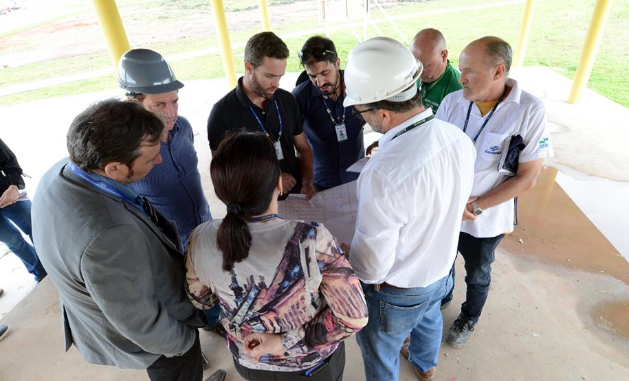 O bairro Guarituba, em Piraquara, passa por uma extensa intervenção do poder público, com obras de habitação popular, infraestrutura, saneamento, urbanização e regularização fundiária, financiadas pelo Programa de Aceleração do Crescimento (PAC). Como as obras acontecem simultaneamente e são executadas por diversos órgãos, técnicos da Cohapar, Sanepar e prefeitura se reuniram nesta semana para alinhar as ações de trabalho.