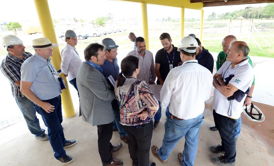 O bairro Guarituba, em Piraquara, passa por uma extensa intervenção do poder público, com obras de habitação popular, infraestrutura, saneamento, urbanização e regularização fundiária, financiadas pelo Programa de Aceleração do Crescimento (PAC). Como as obras acontecem simultaneamente e são executadas por diversos órgãos, técnicos da Cohapar, Sanepar e prefeitura se reuniram nesta semana para alinhar as ações de trabalho.