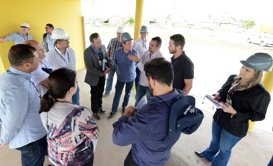 O bairro Guarituba, em Piraquara, passa por uma extensa intervenção do poder público, com obras de habitação popular, infraestrutura, saneamento, urbanização e regularização fundiária, financiadas pelo Programa de Aceleração do Crescimento (PAC). Como as obras acontecem simultaneamente e são executadas por diversos órgãos, técnicos da Cohapar, Sanepar e prefeitura se reuniram nesta semana para alinhar as ações de trabalho.