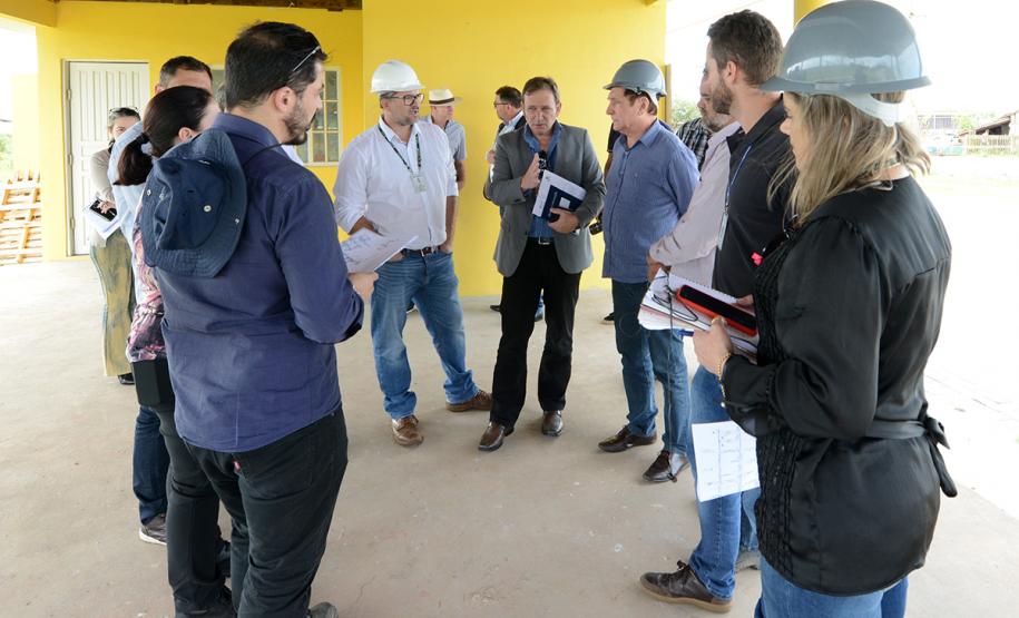 O bairro Guarituba, em Piraquara, passa por uma extensa intervenção do poder público, com obras de habitação popular, infraestrutura, saneamento, urbanização e regularização fundiária, financiadas pelo Programa de Aceleração do Crescimento (PAC). Como as obras acontecem simultaneamente e são executadas por diversos órgãos, técnicos da Cohapar, Sanepar e prefeitura se reuniram nesta semana para alinhar as ações de trabalho.