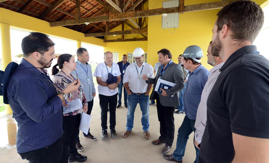 O bairro Guarituba, em Piraquara, passa por uma extensa intervenção do poder público, com obras de habitação popular, infraestrutura, saneamento, urbanização e regularização fundiária, financiadas pelo Programa de Aceleração do Crescimento (PAC). Como as obras acontecem simultaneamente e são executadas por diversos órgãos, técnicos da Cohapar, Sanepar e prefeitura se reuniram nesta semana para alinhar as ações de trabalho.