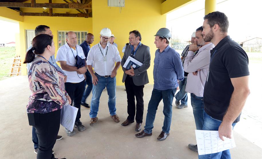 O bairro Guarituba, em Piraquara, passa por uma extensa intervenção do poder público, com obras de habitação popular, infraestrutura, saneamento, urbanização e regularização fundiária, financiadas pelo Programa de Aceleração do Crescimento (PAC). Como as obras acontecem simultaneamente e são executadas por diversos órgãos, técnicos da Cohapar, Sanepar e prefeitura se reuniram nesta semana para alinhar as ações de trabalho.