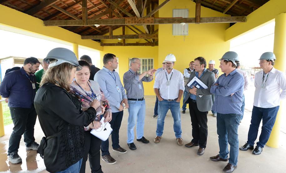 O bairro Guarituba, em Piraquara, passa por uma extensa intervenção do poder público, com obras de habitação popular, infraestrutura, saneamento, urbanização e regularização fundiária, financiadas pelo Programa de Aceleração do Crescimento (PAC). Como as obras acontecem simultaneamente e são executadas por diversos órgãos, técnicos da Cohapar, Sanepar e prefeitura se reuniram nesta semana para alinhar as ações de trabalho.