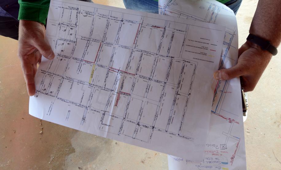 O bairro Guarituba, em Piraquara, passa por uma extensa intervenção do poder público, com obras de habitação popular, infraestrutura, saneamento, urbanização e regularização fundiária, financiadas pelo Programa de Aceleração do Crescimento (PAC). Como as obras acontecem simultaneamente e são executadas por diversos órgãos, técnicos da Cohapar, Sanepar e prefeitura se reuniram nesta semana para alinhar as ações de trabalho.