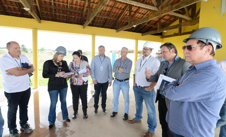 O bairro Guarituba, em Piraquara, passa por uma extensa intervenção do poder público, com obras de habitação popular, infraestrutura, saneamento, urbanização e regularização fundiária, financiadas pelo Programa de Aceleração do Crescimento (PAC). Como as obras acontecem simultaneamente e são executadas por diversos órgãos, técnicos da Cohapar, Sanepar e prefeitura se reuniram nesta semana para alinhar as ações de trabalho.