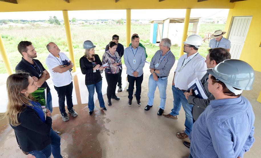 O bairro Guarituba, em Piraquara, passa por uma extensa intervenção do poder público, com obras de habitação popular, infraestrutura, saneamento, urbanização e regularização fundiária, financiadas pelo Programa de Aceleração do Crescimento (PAC). Como as obras acontecem simultaneamente e são executadas por diversos órgãos, técnicos da Cohapar, Sanepar e prefeitura se reuniram nesta semana para alinhar as ações de trabalho.