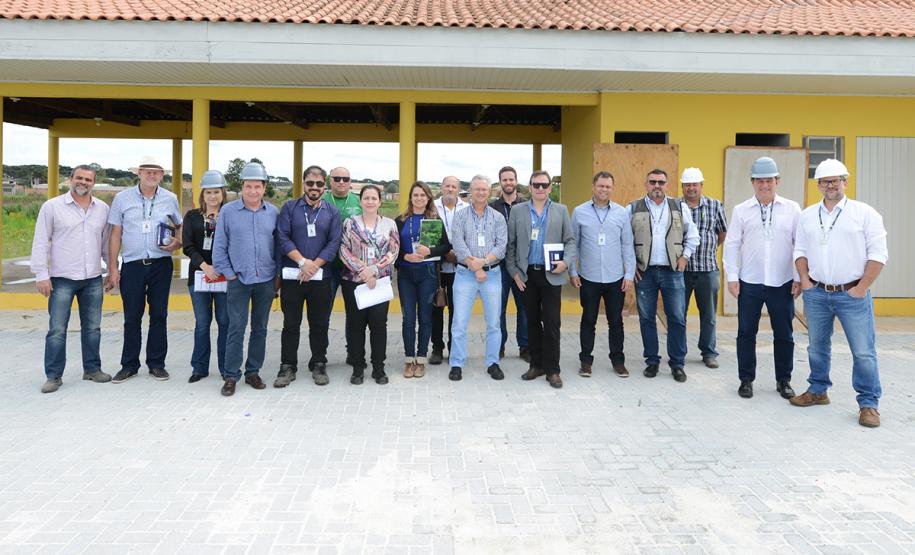 O bairro Guarituba, em Piraquara, passa por uma extensa intervenção do poder público, com obras de habitação popular, infraestrutura, saneamento, urbanização e regularização fundiária, financiadas pelo Programa de Aceleração do Crescimento (PAC). Como as obras acontecem simultaneamente e são executadas por diversos órgãos, técnicos da Cohapar, Sanepar e prefeitura se reuniram nesta semana para alinhar as ações de trabalho.