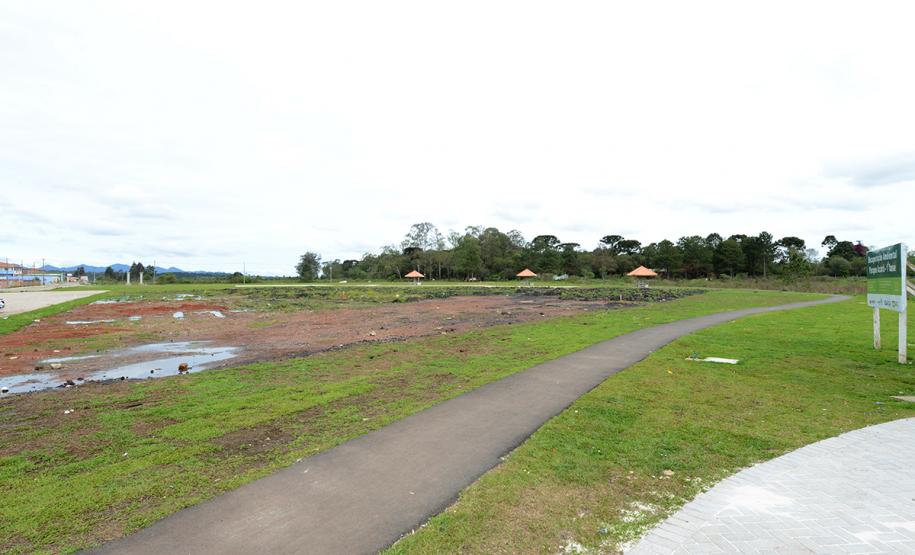 O bairro Guarituba, em Piraquara, passa por uma extensa intervenção do poder público, com obras de habitação popular, infraestrutura, saneamento, urbanização e regularização fundiária, financiadas pelo Programa de Aceleração do Crescimento (PAC). Como as obras acontecem simultaneamente e são executadas por diversos órgãos, técnicos da Cohapar, Sanepar e prefeitura se reuniram nesta semana para alinhar as ações de trabalho.
