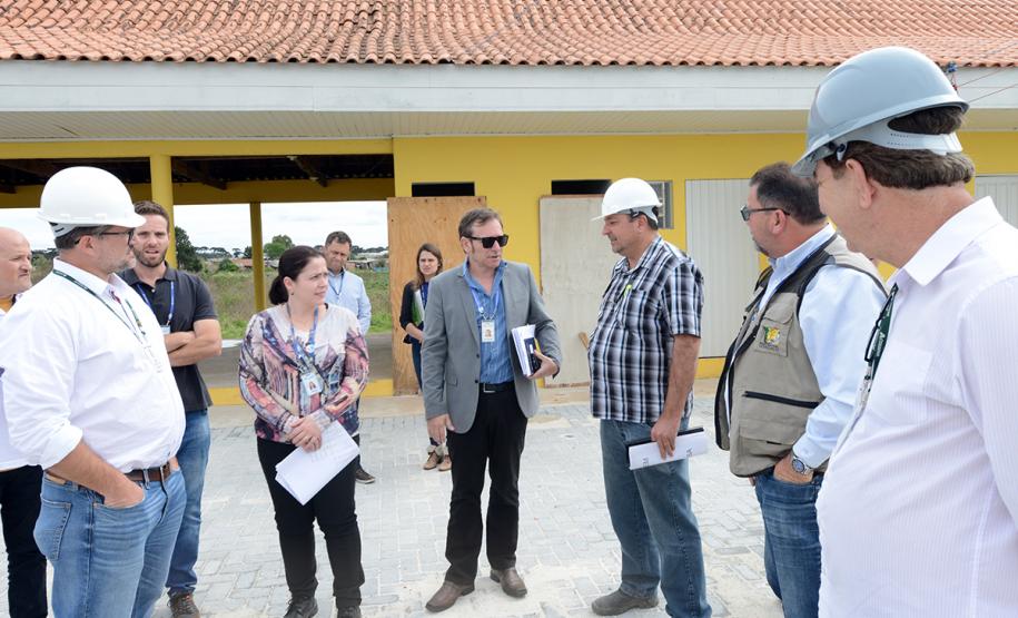 O bairro Guarituba, em Piraquara, passa por uma extensa intervenção do poder público, com obras de habitação popular, infraestrutura, saneamento, urbanização e regularização fundiária, financiadas pelo Programa de Aceleração do Crescimento (PAC). Como as obras acontecem simultaneamente e são executadas por diversos órgãos, técnicos da Cohapar, Sanepar e prefeitura se reuniram nesta semana para alinhar as ações de trabalho.