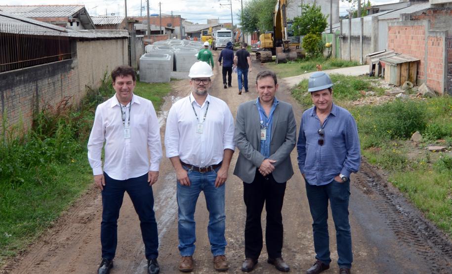 O bairro Guarituba, em Piraquara, passa por uma extensa intervenção do poder público, com obras de habitação popular, infraestrutura, saneamento, urbanização e regularização fundiária, financiadas pelo Programa de Aceleração do Crescimento (PAC). Como as obras acontecem simultaneamente e são executadas por diversos órgãos, técnicos da Cohapar, Sanepar e prefeitura se reuniram nesta semana para alinhar as ações de trabalho.