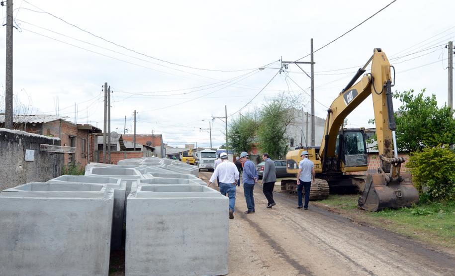 O bairro Guarituba, em Piraquara, passa por uma extensa intervenção do poder público, com obras de habitação popular, infraestrutura, saneamento, urbanização e regularização fundiária, financiadas pelo Programa de Aceleração do Crescimento (PAC). Como as obras acontecem simultaneamente e são executadas por diversos órgãos, técnicos da Cohapar, Sanepar e prefeitura se reuniram nesta semana para alinhar as ações de trabalho.