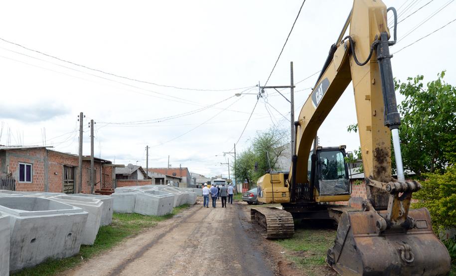 O bairro Guarituba, em Piraquara, passa por uma extensa intervenção do poder público, com obras de habitação popular, infraestrutura, saneamento, urbanização e regularização fundiária, financiadas pelo Programa de Aceleração do Crescimento (PAC). Como as obras acontecem simultaneamente e são executadas por diversos órgãos, técnicos da Cohapar, Sanepar e prefeitura se reuniram nesta semana para alinhar as ações de trabalho.