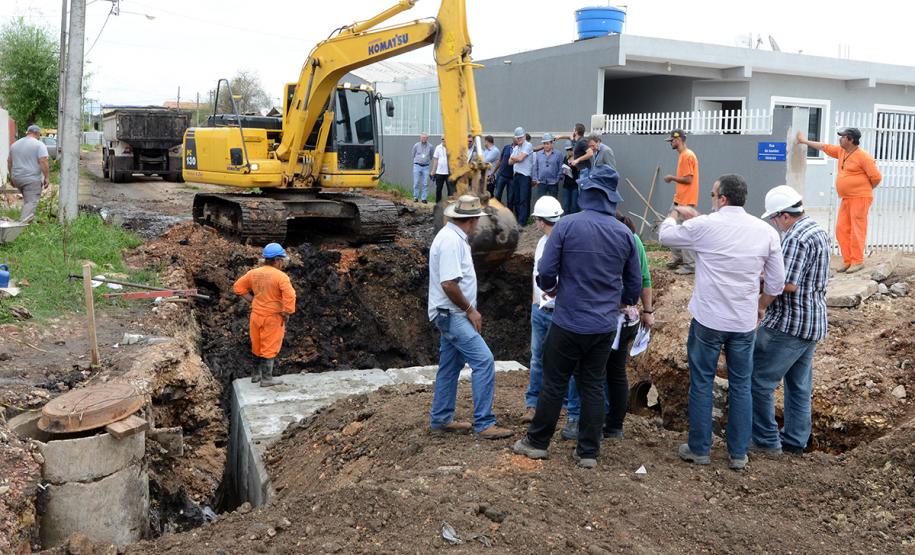 O bairro Guarituba, em Piraquara, passa por uma extensa intervenção do poder público, com obras de habitação popular, infraestrutura, saneamento, urbanização e regularização fundiária, financiadas pelo Programa de Aceleração do Crescimento (PAC). Como as obras acontecem simultaneamente e são executadas por diversos órgãos, técnicos da Cohapar, Sanepar e prefeitura se reuniram nesta semana para alinhar as ações de trabalho.