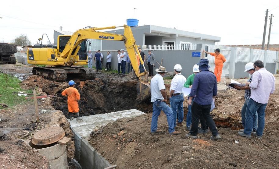 O bairro Guarituba, em Piraquara, passa por uma extensa intervenção do poder público, com obras de habitação popular, infraestrutura, saneamento, urbanização e regularização fundiária, financiadas pelo Programa de Aceleração do Crescimento (PAC). Como as obras acontecem simultaneamente e são executadas por diversos órgãos, técnicos da Cohapar, Sanepar e prefeitura se reuniram nesta semana para alinhar as ações de trabalho.