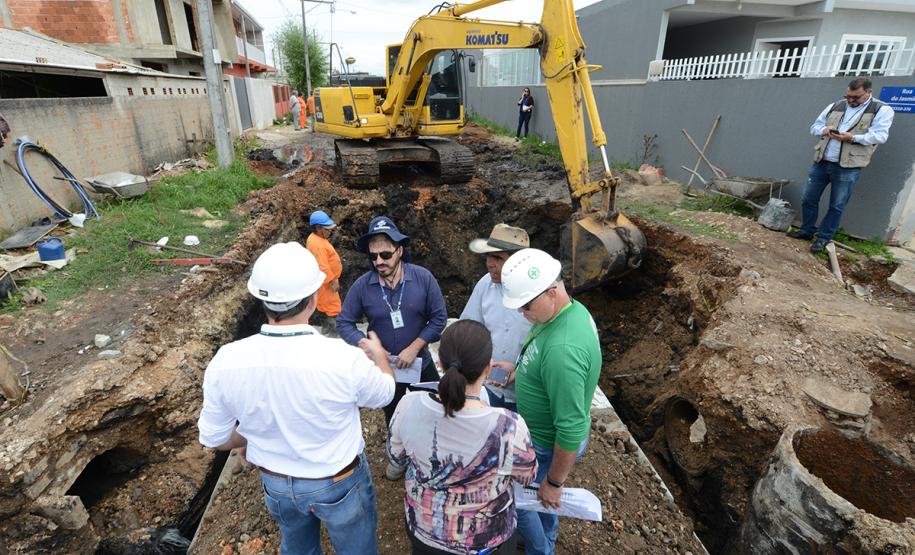 O bairro Guarituba, em Piraquara, passa por uma extensa intervenção do poder público, com obras de habitação popular, infraestrutura, saneamento, urbanização e regularização fundiária, financiadas pelo Programa de Aceleração do Crescimento (PAC). Como as obras acontecem simultaneamente e são executadas por diversos órgãos, técnicos da Cohapar, Sanepar e prefeitura se reuniram nesta semana para alinhar as ações de trabalho.
