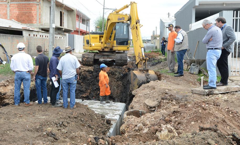 O bairro Guarituba, em Piraquara, passa por uma extensa intervenção do poder público, com obras de habitação popular, infraestrutura, saneamento, urbanização e regularização fundiária, financiadas pelo Programa de Aceleração do Crescimento (PAC). Como as obras acontecem simultaneamente e são executadas por diversos órgãos, técnicos da Cohapar, Sanepar e prefeitura se reuniram nesta semana para alinhar as ações de trabalho.