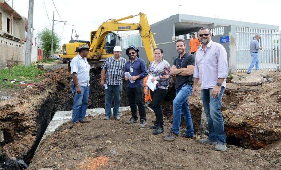 O bairro Guarituba, em Piraquara, passa por uma extensa intervenção do poder público, com obras de habitação popular, infraestrutura, saneamento, urbanização e regularização fundiária, financiadas pelo Programa de Aceleração do Crescimento (PAC). Como as obras acontecem simultaneamente e são executadas por diversos órgãos, técnicos da Cohapar, Sanepar e prefeitura se reuniram nesta semana para alinhar as ações de trabalho.