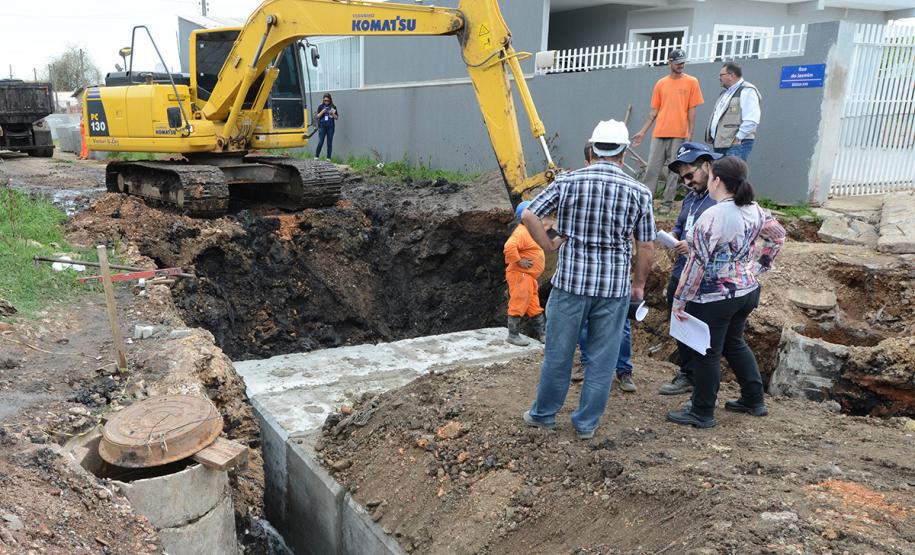 O bairro Guarituba, em Piraquara, passa por uma extensa intervenção do poder público, com obras de habitação popular, infraestrutura, saneamento, urbanização e regularização fundiária, financiadas pelo Programa de Aceleração do Crescimento (PAC). Como as obras acontecem simultaneamente e são executadas por diversos órgãos, técnicos da Cohapar, Sanepar e prefeitura se reuniram nesta semana para alinhar as ações de trabalho.