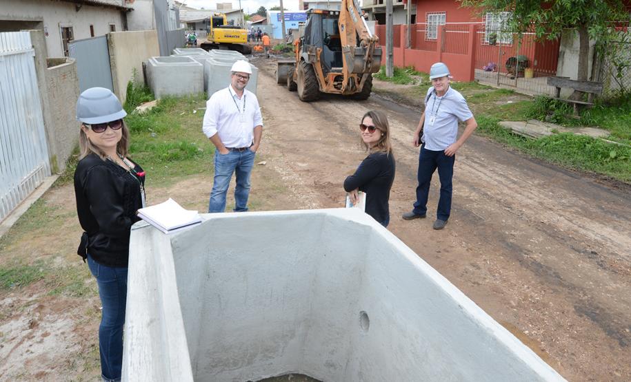 O bairro Guarituba, em Piraquara, passa por uma extensa intervenção do poder público, com obras de habitação popular, infraestrutura, saneamento, urbanização e regularização fundiária, financiadas pelo Programa de Aceleração do Crescimento (PAC). Como as obras acontecem simultaneamente e são executadas por diversos órgãos, técnicos da Cohapar, Sanepar e prefeitura se reuniram nesta semana para alinhar as ações de trabalho.