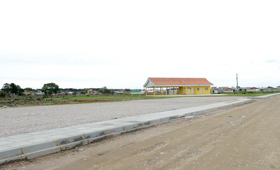 O bairro Guarituba, em Piraquara, passa por uma extensa intervenção do poder público, com obras de habitação popular, infraestrutura, saneamento, urbanização e regularização fundiária, financiadas pelo Programa de Aceleração do Crescimento (PAC). Como as obras acontecem simultaneamente e são executadas por diversos órgãos, técnicos da Cohapar, Sanepar e prefeitura se reuniram nesta semana para alinhar as ações de trabalho.