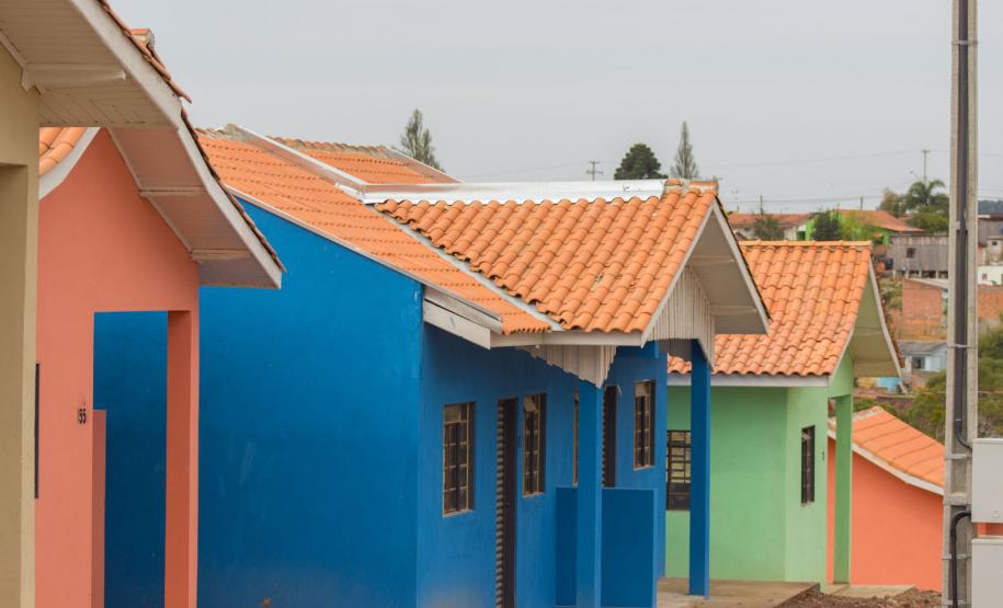 Governo do Estado e Prefeitura de Piraquara discutem obras de infraestrutura para o Guarituba O bairro Guarituba, em Piraquara, passa por uma extensa intervenção do poder público, com obras de habitação popular, infraestrutura, saneamento, urbanização e regularização fundiária, financiadas pelo Programa de Aceleração do Crescimento (PAC). Como as obras acontecem simultaneamente e são executadas por diversos órgãos, técnicos da Cohapar, Sanepar e prefeitura se reuniram nesta semana para alinhar as ações de trabalho.