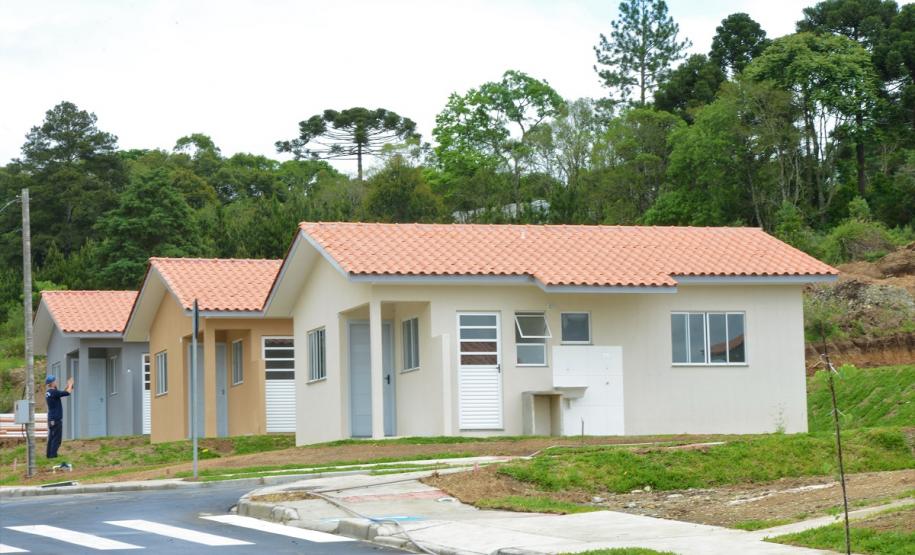 Famílias de Rio Azul realizam o sonho da casa própria Quarenta e oito famílias de Rio Azul receberam nesta quinta-feira (17) as chaves de suas novas moradias. Elas são as novas moradoras do Residencial Rio Azul VII, empreendimento construído em uma parceria do Governo do Paraná, Governo Federal e prefeitura na cidade, na região Centro-Sul do estado.