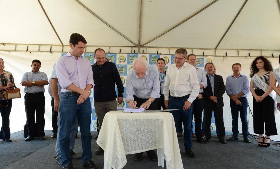 Famílias de Rio Azul realizam o sonho da casa própria Quarenta e oito famílias de Rio Azul receberam nesta quinta-feira (17) as chaves de suas novas moradias. Elas são as novas moradoras do Residencial Rio Azul VII, empreendimento construído em uma parceria do Governo do Paraná, Governo Federal e prefeitura na cidade, na região Centro-Sul do estado.