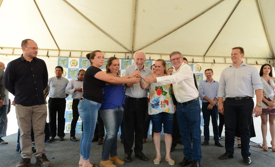 Famílias de Rio Azul realizam o sonho da casa própria Quarenta e oito famílias de Rio Azul receberam nesta quinta-feira (17) as chaves de suas novas moradias. Elas são as novas moradoras do Residencial Rio Azul VII, empreendimento construído em uma parceria do Governo do Paraná, Governo Federal e prefeitura na cidade, na região Centro-Sul do estado.