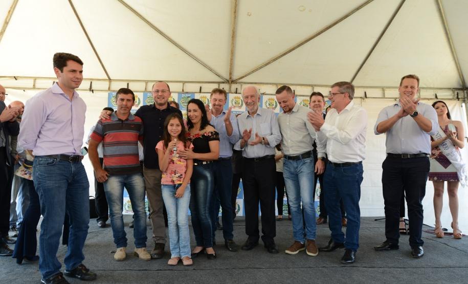 Famílias de Rio Azul realizam o sonho da casa própria Quarenta e oito famílias de Rio Azul receberam nesta quinta-feira (17) as chaves de suas novas moradias. Elas são as novas moradoras do Residencial Rio Azul VII, empreendimento construído em uma parceria do Governo do Paraná, Governo Federal e prefeitura na cidade, na região Centro-Sul do estado.