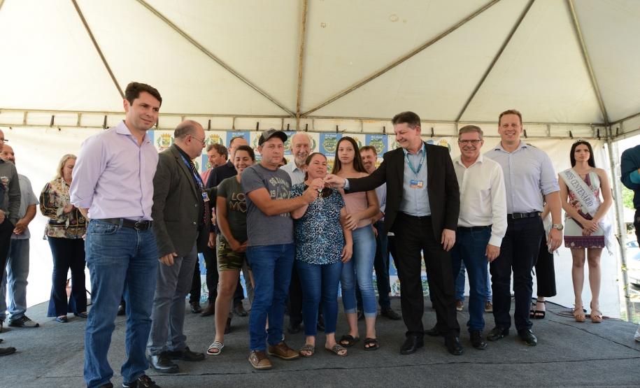 Famílias de Rio Azul realizam o sonho da casa própria Quarenta e oito famílias de Rio Azul receberam nesta quinta-feira (17) as chaves de suas novas moradias. Elas são as novas moradoras do Residencial Rio Azul VII, empreendimento construído em uma parceria do Governo do Paraná, Governo Federal e prefeitura na cidade, na região Centro-Sul do estado.