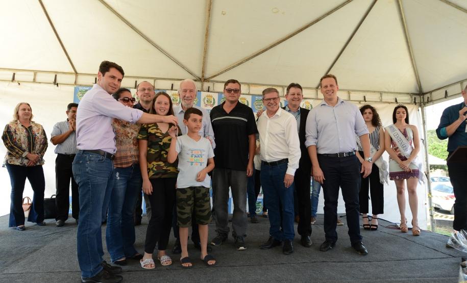 Famílias de Rio Azul realizam o sonho da casa própria Quarenta e oito famílias de Rio Azul receberam nesta quinta-feira (17) as chaves de suas novas moradias. Elas são as novas moradoras do Residencial Rio Azul VII, empreendimento construído em uma parceria do Governo do Paraná, Governo Federal e prefeitura na cidade, na região Centro-Sul do estado.