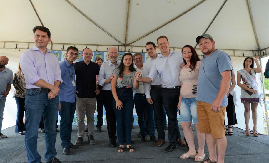 Famílias de Rio Azul realizam o sonho da casa própria Quarenta e oito famílias de Rio Azul receberam nesta quinta-feira (17) as chaves de suas novas moradias. Elas são as novas moradoras do Residencial Rio Azul VII, empreendimento construído em uma parceria do Governo do Paraná, Governo Federal e prefeitura na cidade, na região Centro-Sul do estado.