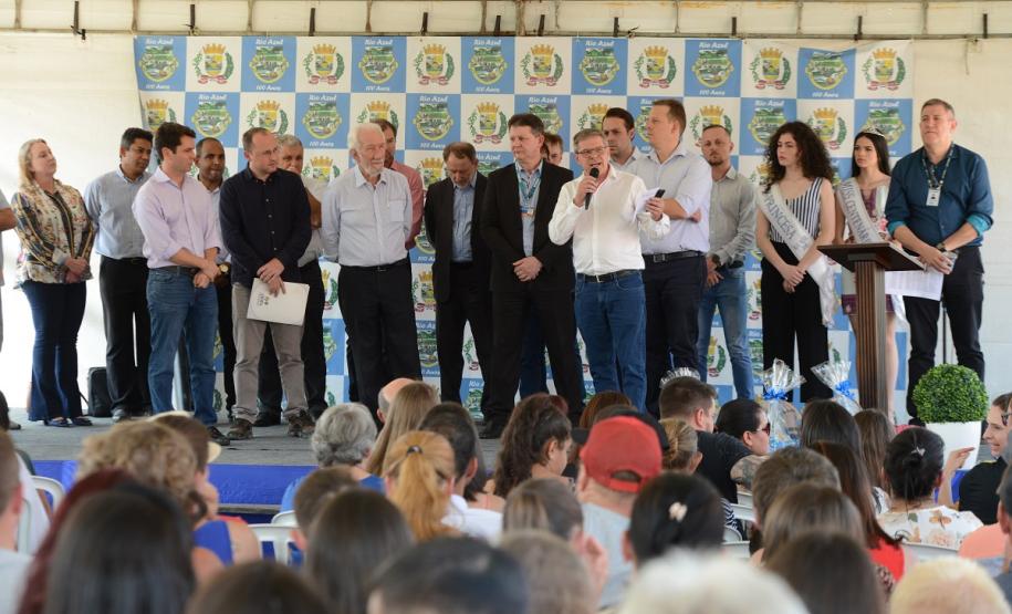 Famílias de Rio Azul realizam o sonho da casa própria Quarenta e oito famílias de Rio Azul receberam nesta quinta-feira (17) as chaves de suas novas moradias. Elas são as novas moradoras do Residencial Rio Azul VII, empreendimento construído em uma parceria do Governo do Paraná, Governo Federal e prefeitura na cidade, na região Centro-Sul do estado.