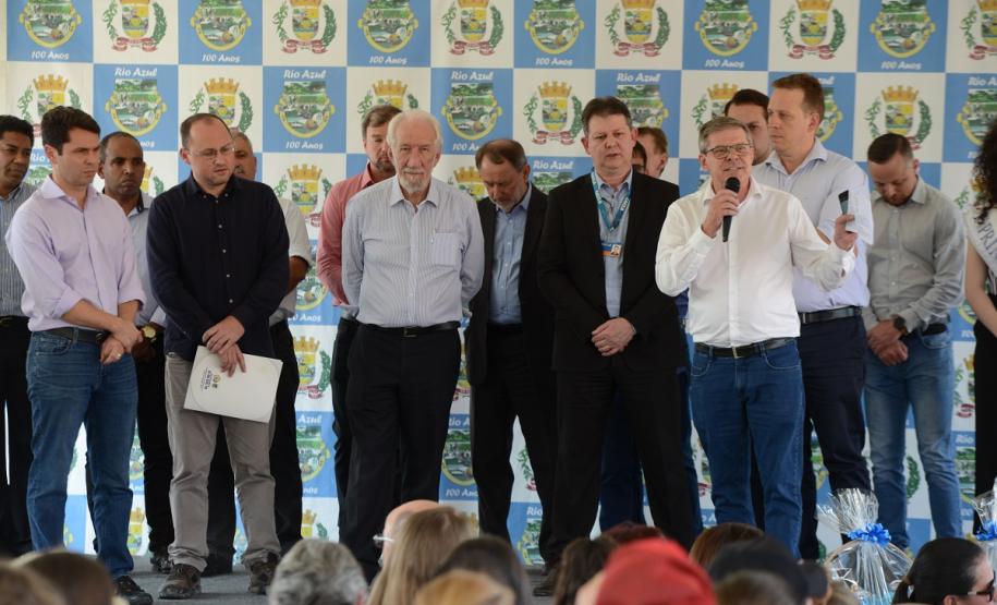 Famílias de Rio Azul realizam o sonho da casa própria Quarenta e oito famílias de Rio Azul receberam nesta quinta-feira (17) as chaves de suas novas moradias. Elas são as novas moradoras do Residencial Rio Azul VII, empreendimento construído em uma parceria do Governo do Paraná, Governo Federal e prefeitura na cidade, na região Centro-Sul do estado.