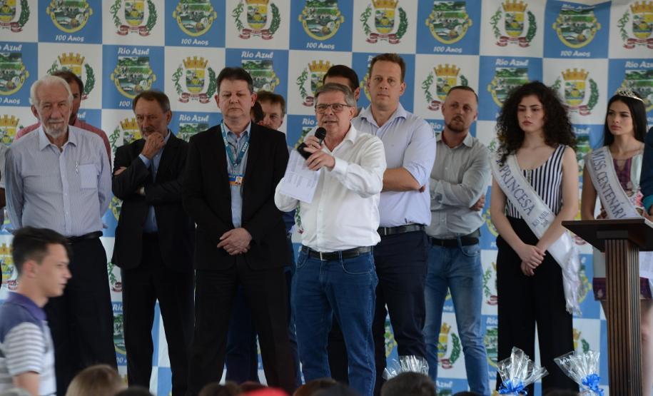 Famílias de Rio Azul realizam o sonho da casa própria Quarenta e oito famílias de Rio Azul receberam nesta quinta-feira (17) as chaves de suas novas moradias. Elas são as novas moradoras do Residencial Rio Azul VII, empreendimento construído em uma parceria do Governo do Paraná, Governo Federal e prefeitura na cidade, na região Centro-Sul do estado.