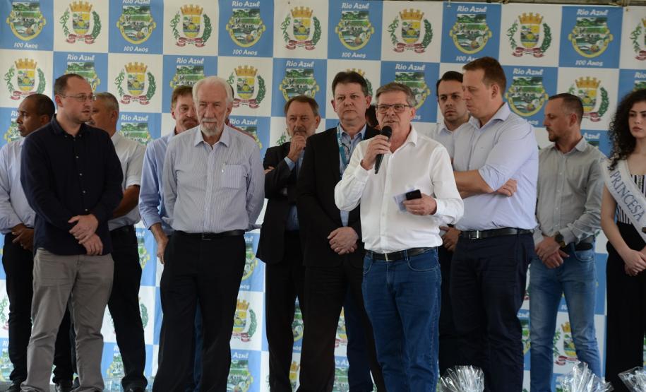 Famílias de Rio Azul realizam o sonho da casa própria Quarenta e oito famílias de Rio Azul receberam nesta quinta-feira (17) as chaves de suas novas moradias. Elas são as novas moradoras do Residencial Rio Azul VII, empreendimento construído em uma parceria do Governo do Paraná, Governo Federal e prefeitura na cidade, na região Centro-Sul do estado.
