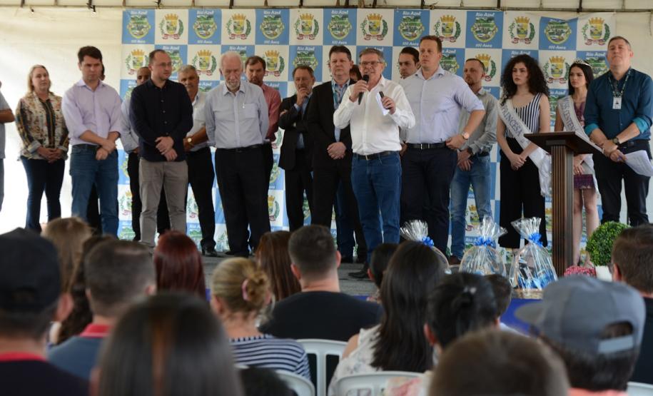 Famílias de Rio Azul realizam o sonho da casa própria Quarenta e oito famílias de Rio Azul receberam nesta quinta-feira (17) as chaves de suas novas moradias. Elas são as novas moradoras do Residencial Rio Azul VII, empreendimento construído em uma parceria do Governo do Paraná, Governo Federal e prefeitura na cidade, na região Centro-Sul do estado.