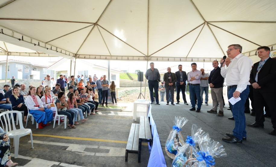 Famílias de Rio Azul realizam o sonho da casa própria Quarenta e oito famílias de Rio Azul receberam nesta quinta-feira (17) as chaves de suas novas moradias. Elas são as novas moradoras do Residencial Rio Azul VII, empreendimento construído em uma parceria do Governo do Paraná, Governo Federal e prefeitura na cidade, na região Centro-Sul do estado.