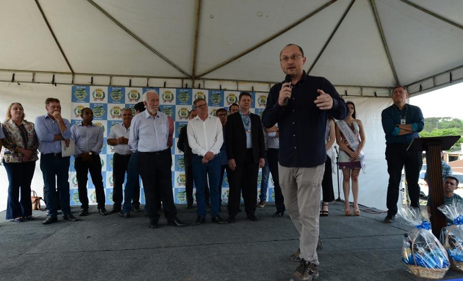 Famílias de Rio Azul realizam o sonho da casa própria Quarenta e oito famílias de Rio Azul receberam nesta quinta-feira (17) as chaves de suas novas moradias. Elas são as novas moradoras do Residencial Rio Azul VII, empreendimento construído em uma parceria do Governo do Paraná, Governo Federal e prefeitura na cidade, na região Centro-Sul do estado.