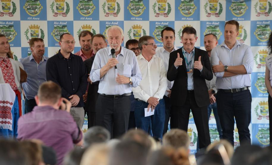 Famílias de Rio Azul realizam o sonho da casa própria Quarenta e oito famílias de Rio Azul receberam nesta quinta-feira (17) as chaves de suas novas moradias. Elas são as novas moradoras do Residencial Rio Azul VII, empreendimento construído em uma parceria do Governo do Paraná, Governo Federal e prefeitura na cidade, na região Centro-Sul do estado.