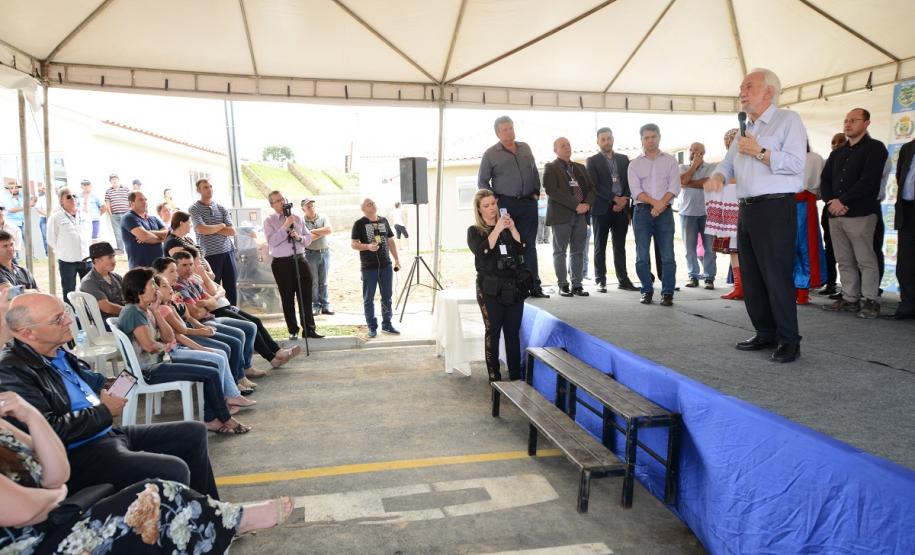 Famílias de Rio Azul realizam o sonho da casa própria Quarenta e oito famílias de Rio Azul receberam nesta quinta-feira (17) as chaves de suas novas moradias. Elas são as novas moradoras do Residencial Rio Azul VII, empreendimento construído em uma parceria do Governo do Paraná, Governo Federal e prefeitura na cidade, na região Centro-Sul do estado.