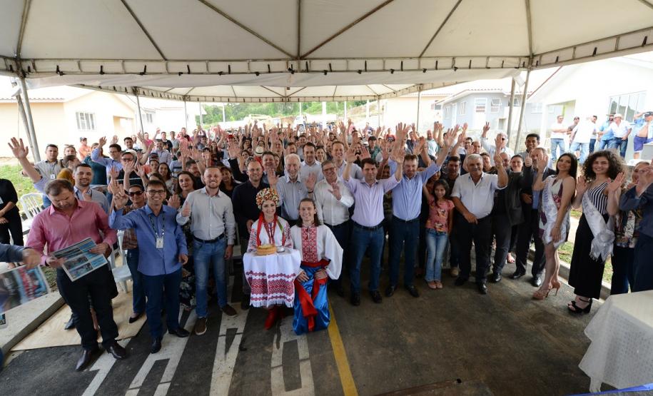 Famílias de Rio Azul realizam o sonho da casa própria Quarenta e oito famílias de Rio Azul receberam nesta quinta-feira (17) as chaves de suas novas moradias. Elas são as novas moradoras do Residencial Rio Azul VII, empreendimento construído em uma parceria do Governo do Paraná, Governo Federal e prefeitura na cidade, na região Centro-Sul do estado.