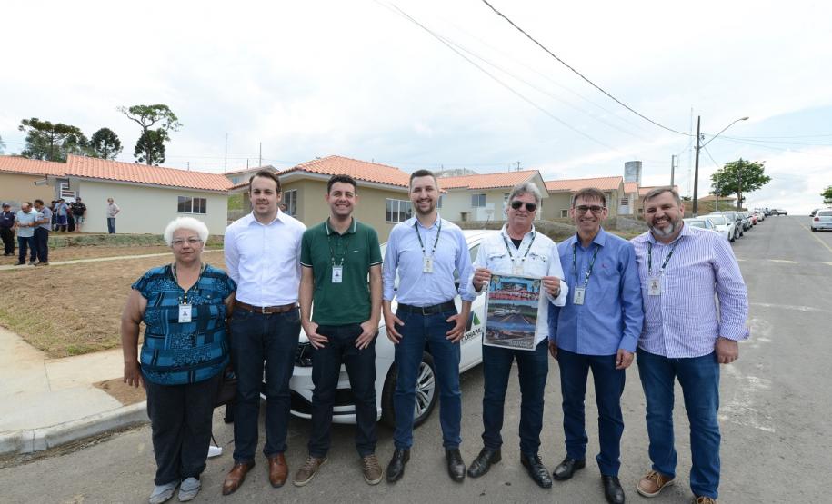 Famílias de Rio Azul realizam o sonho da casa própria Quarenta e oito famílias de Rio Azul receberam nesta quinta-feira (17) as chaves de suas novas moradias. Elas são as novas moradoras do Residencial Rio Azul VII, empreendimento construído em uma parceria do Governo do Paraná, Governo Federal e prefeitura na cidade, na região Centro-Sul do estado.