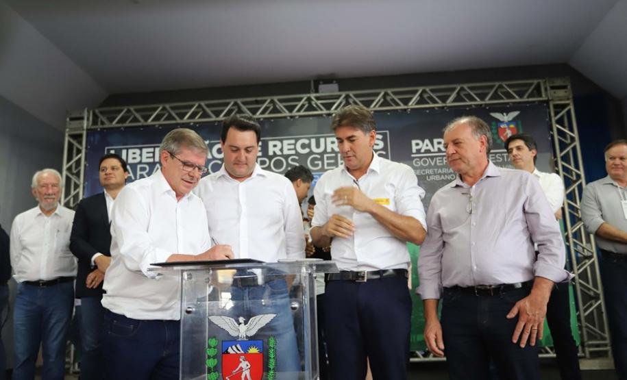 Governador lança programa Viver Mais Paraná Nesta quinta-feira (24), dentro das atividades da transferência da sede do Governo do Estado para Ponta Grossa, o governador Carlos Massa Ratinho Junior anunciou as primeiras cidades que receberão condomínios para idosos