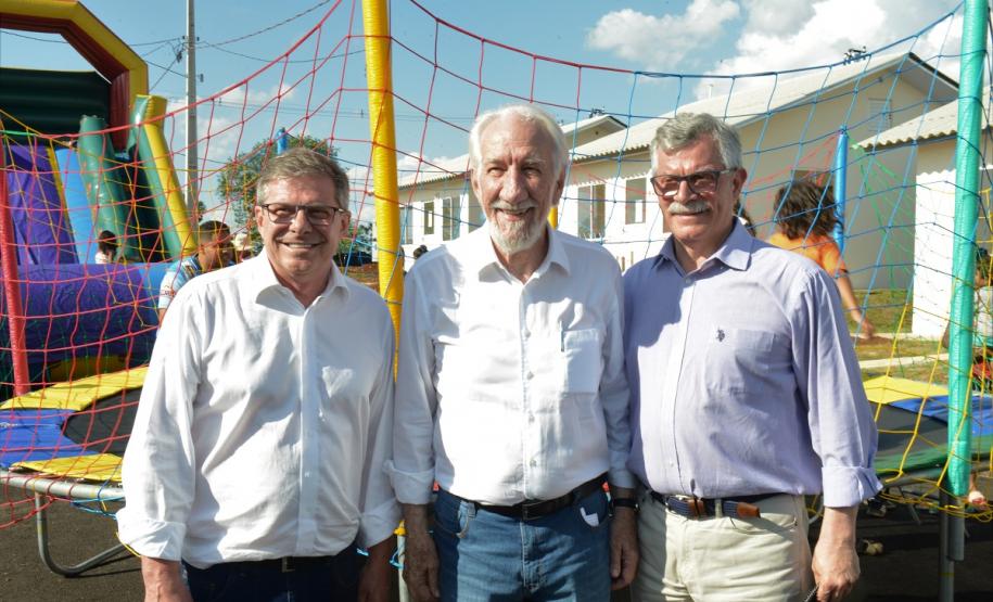 Casas populares são entregues a 75 famílias de Palmas Setenta e cinco famílias de Palmas, na região Sudoeste do Paraná, receberam nesta quinta-feira (24) as chaves da casa própria. A partir de agora, elas são as moradoras do Residencial Bom Pastor II, empreendimento que recebeu R$ 5,3 milhões de investimentos do Governo do Estado, Governo Federal e prefeitura.