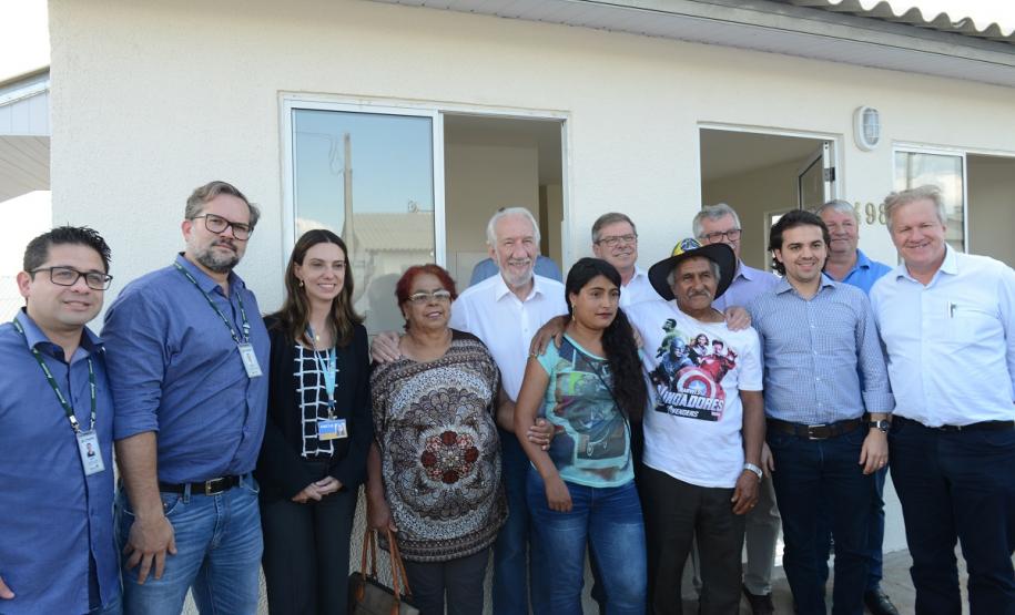 Casas populares são entregues a 75 famílias de Palmas Setenta e cinco famílias de Palmas, na região Sudoeste do Paraná, receberam nesta quinta-feira (24) as chaves da casa própria. A partir de agora, elas são as moradoras do Residencial Bom Pastor II, empreendimento que recebeu R$ 5,3 milhões de investimentos do Governo do Estado, Governo Federal e prefeitura.