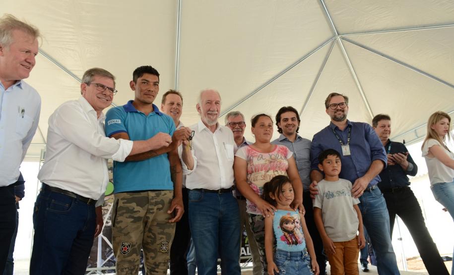 Casas populares são entregues a 75 famílias de Palmas Setenta e cinco famílias de Palmas, na região Sudoeste do Paraná, receberam nesta quinta-feira (24) as chaves da casa própria. A partir de agora, elas são as moradoras do Residencial Bom Pastor II, empreendimento que recebeu R$ 5,3 milhões de investimentos do Governo do Estado, Governo Federal e prefeitura.