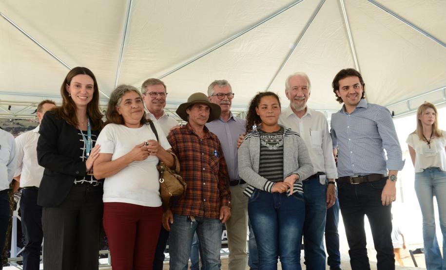 Casas populares são entregues a 75 famílias de Palmas Setenta e cinco famílias de Palmas, na região Sudoeste do Paraná, receberam nesta quinta-feira (24) as chaves da casa própria. A partir de agora, elas são as moradoras do Residencial Bom Pastor II, empreendimento que recebeu R$ 5,3 milhões de investimentos do Governo do Estado, Governo Federal e prefeitura.