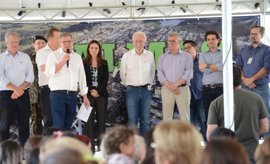 Casas populares são entregues a 75 famílias de Palmas Setenta e cinco famílias de Palmas, na região Sudoeste do Paraná, receberam nesta quinta-feira (24) as chaves da casa própria. A partir de agora, elas são as moradoras do Residencial Bom Pastor II, empreendimento que recebeu R$ 5,3 milhões de investimentos do Governo do Estado, Governo Federal e prefeitura.