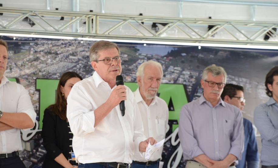 Casas populares são entregues a 75 famílias de Palmas Setenta e cinco famílias de Palmas, na região Sudoeste do Paraná, receberam nesta quinta-feira (24) as chaves da casa própria. A partir de agora, elas são as moradoras do Residencial Bom Pastor II, empreendimento que recebeu R$ 5,3 milhões de investimentos do Governo do Estado, Governo Federal e prefeitura.